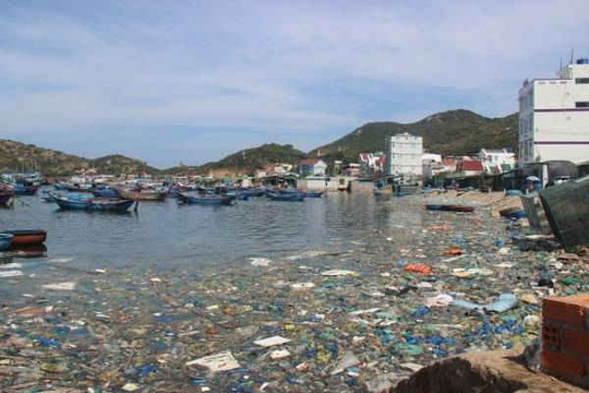 Đảo Bình Ba bị “ngộ độc” nặng bởi rác thải