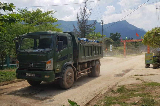 Quảng Nam: Xe tải chở đất tung hoành gây bụi mù mịt tại miền núi huyện Đại Lộc