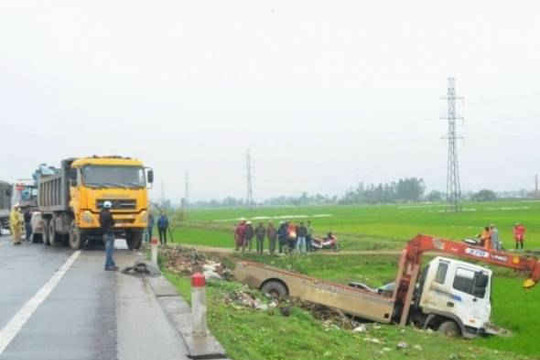 Nghệ An: Tai nạn kinh hoàng, 7 người thương vong