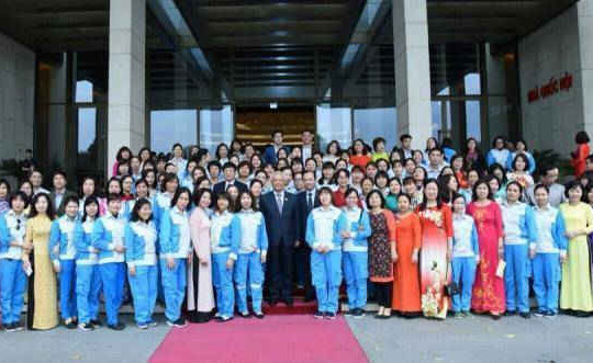 Hơn 200 nữ công nhân môi trường xuất sắc lần đầu được đến thăm Nhà Quốc hội