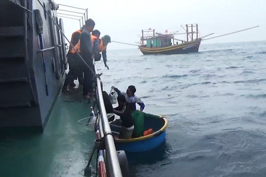 Quảng Bình: Cứu sống 7 ngư dân bị chìm tàu