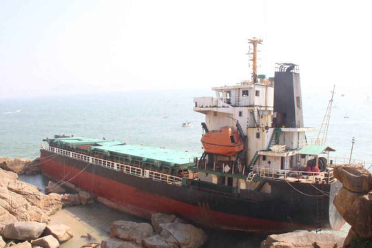 Phá dỡ con tàu nước ngoài bị mắc cạn trong vùng biển Quy Nhơn