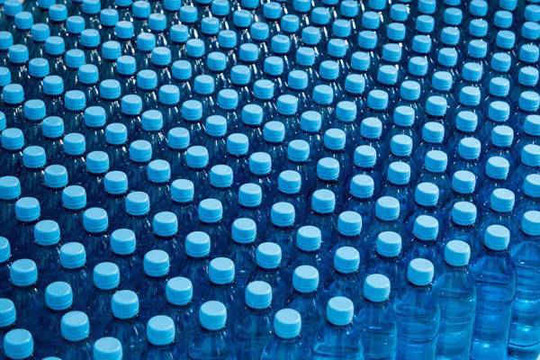 Nước đóng chai của nhiều thương hiệu nổi tiếng trên thế giới bị lẫn các hạt nhựa