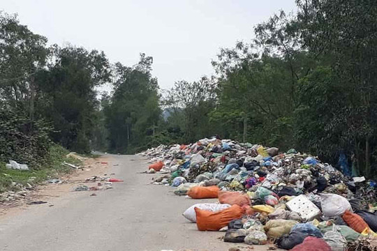 Hà Tĩnh:  Xã NTM đau đầu vì bãi rác, dân đổ trộm ra đường