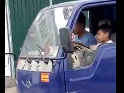 Xác minh video thiếu niên lái xe tải trên đường ở Thanh Hóa