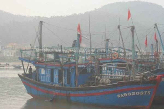 Nghệ An: Cứu hộ tàu cá chết máy cùng 7 ngư dân sau 2 ngày trên biển