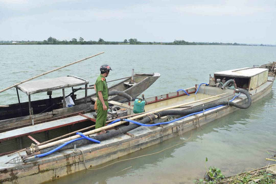 Bắt quả tang 2 thuyền khai thác cát trái phép trên sông Hương