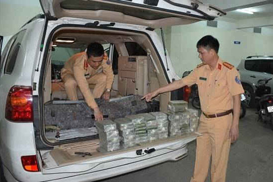 Quảng Ninh: Cảnh sát giao thông bắt vụ vận chuyển 100 bánh heroin