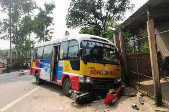 Nghệ An: Xe buýt gây tai nạn, 5 người thương vong