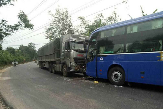 Kon Tum: Xe ô tô tải lấn đường đâm trực diện xe khách