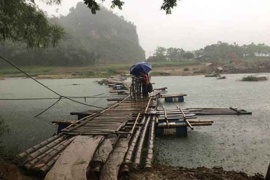 Đánh cược mạng sống với Hà Bá, dân khao khát xây cầu