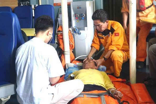Xuyên đêm cứu chữa kịp thời ngư dân bị liệt nửa người