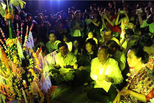 Sinh viên Lào đón Tết cổ truyền Bunmipay ấm cúng trên đất Huế
