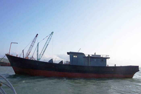 Huế: Tìm chủ sở hữu “tàu ma” trôi dạt trên biển