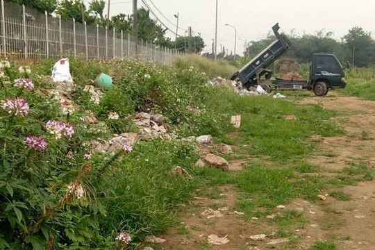 Tây Hồ - Hà Nội: Vô tư đổ phế thải trên đất nông nghiệp