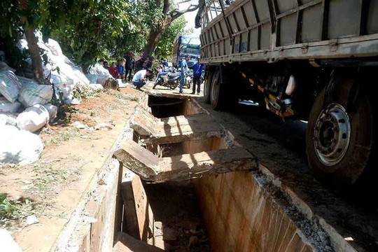 Ban ATGT tỉnh Gia Lai yêu cầu rà soát thiết kế chiếc cống sau vụ xe tải  chở phân làm sập