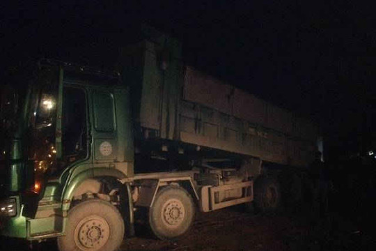Hà Nội: Trực tiếp bắt quả tang xe tải đổ trộm phế thải trên Đại lộ Thăng Long