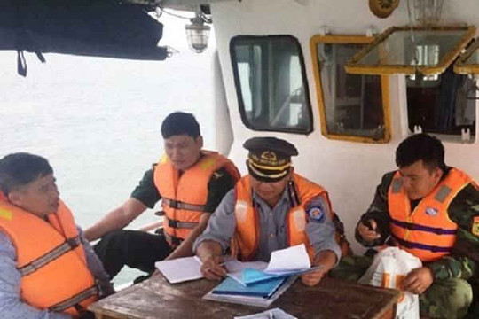 Quảng Bình: Bắt 2 tàu giã cào tận diệt thủy sản trên biển