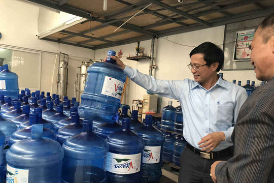 Tăng cường kiểm tra các cơ sở sản xuất nước uống đóng chai