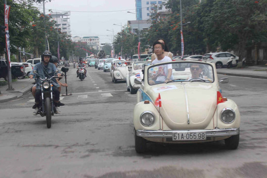 Dàn xe Volkswagen và Vespa cổ diễu hành khắp đường phố Cố đô