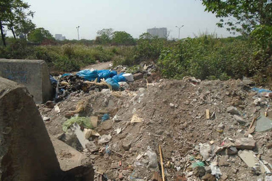 Nam Từ Liêm – Hà Nội: Vì sao rác, phế thải tồn đọng “ngập lối rẽ” Đại lộ Thăng Long