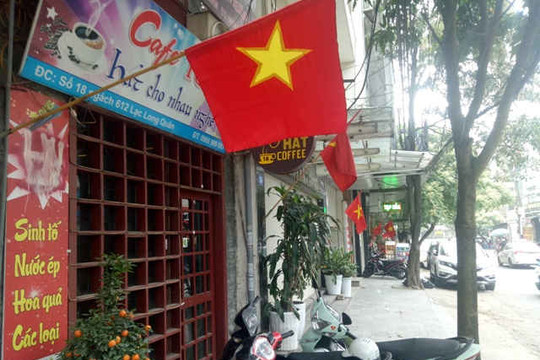 Hà Nội – Rợp cờ đỏ sao vàng đón chào ngày thống nhất đất nước