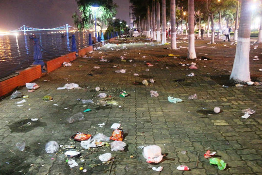 Đà Nẵng: Đường phố ngập rác sau đêm thi pháo hoa đầu tiên