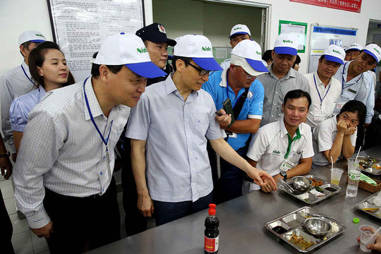 Phó Thủ tướng Vũ Đức Đam thăm bếp ăn công nhân ở Khu chế xuất Tân Thuận