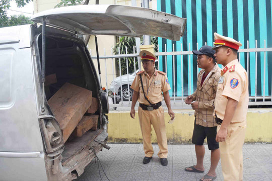 Thừa Thiên Huế: Liên tiếp bắt giữ ô tô chở gỗ lim, gỗ trắc “lậu”