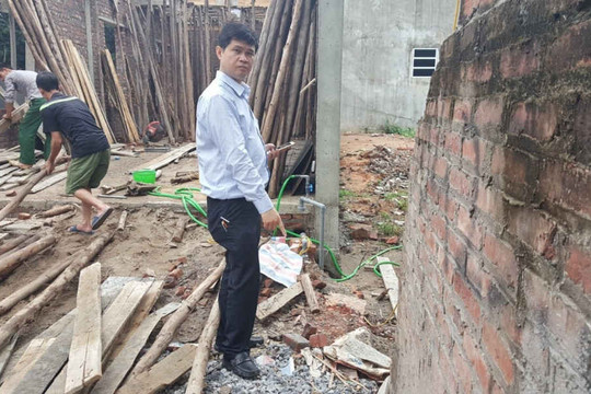 Đông Anh - Hà Nội: Ngang nhiên đập phá tường rào, xây dựng nhà trái phép trên đất hàng xóm