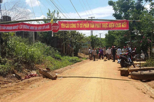 Kon Tum: Dân chặn xe thi công thủy điện Pleikần, yêu cầu bồi thường thiệt hại