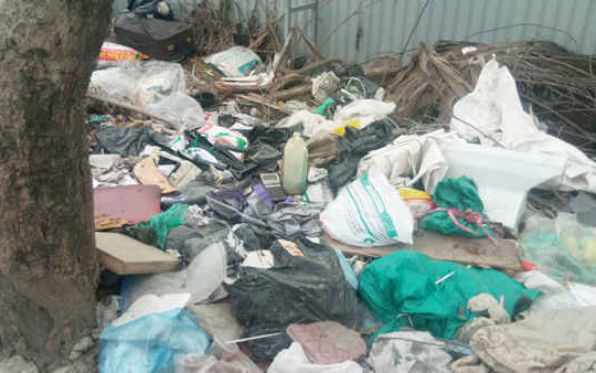 Hà Nội: Ngõ 196 đường Hồ Tùng Mậu tràn ngập rác thải, chính quyền ở đâu?