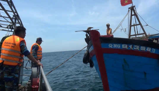 Phát hiện tàu giã cào khai thác hải sản trái phép trên vùng biển Quảng Trị