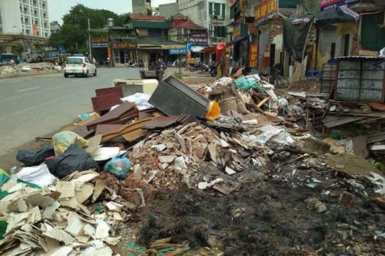 Hà Nội: Rác lộ thiên ngập ngụa trên đường Văn Cao, giáp Thụy Khuê