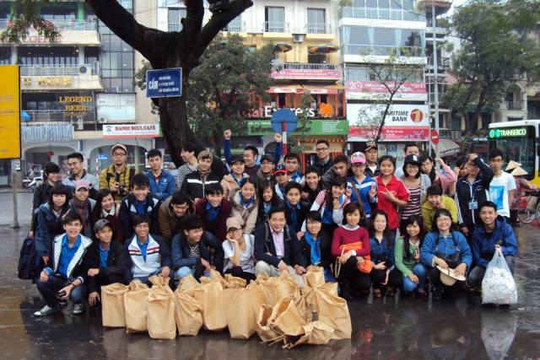 Lan tỏa hành động đẹp của nhóm tình nguyện nhặt rác làm sạch Hồ Gươm