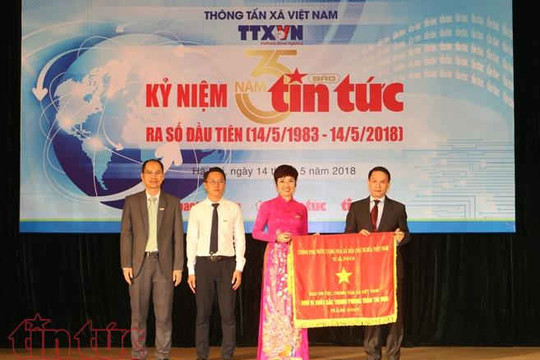 Báo Tin Tức - Thông tấn xã Việt Nam nhận Cờ thi đua của Chính phủ