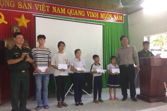 Trao tặng quà cho học sinh nghèo huyện Côn Đảo