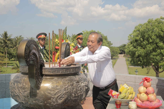 Phó Thủ tướng Thường trực Trương Hoà Bình dâng hương các liệt sỹ Thành cổ Quảng Trị