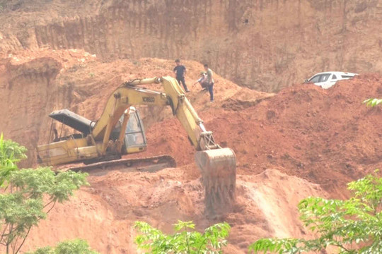 Thanh Sơn – Phú Thọ: Núp bóng san gạt đất đồi để khai thác quặng trái phép?