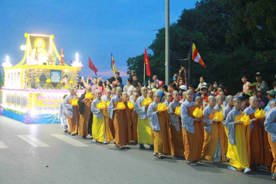 Hàng nghìn người tại Huế rước Phật cầu quốc thái dân an