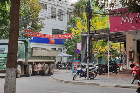 Nhiều xe tải lớn ngang nhiên chạy ngược chiều ngay trung tâm TP. Hội An