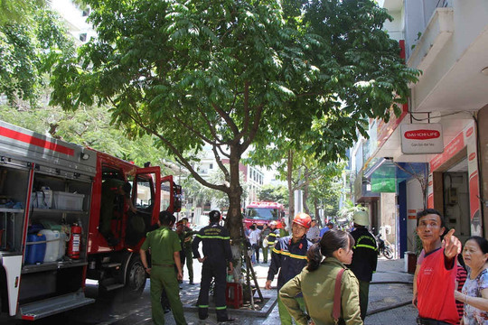 Đà Nẵng: Cháy trụ sở công ty bảo hiểm, hàng chục người tháo chạy thoát thân