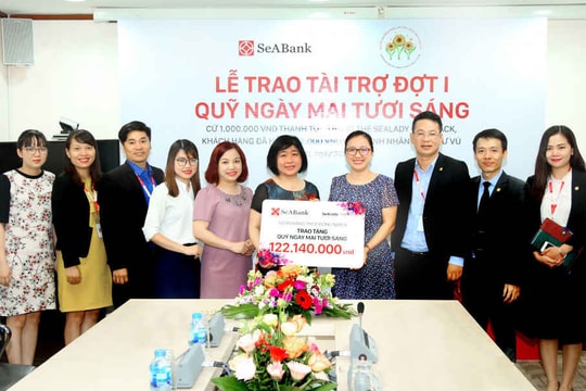 SeABank trao tiền ủng hộ quỹ ''ngày mai tươi sáng'' theo cam kết chi tiêu thẻ SeALady Cashback