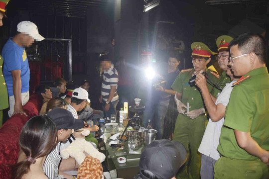 Đột kích quán bar ở Huế, phát hiện vũ công ăn mặc hở hang và nhiều ma túy