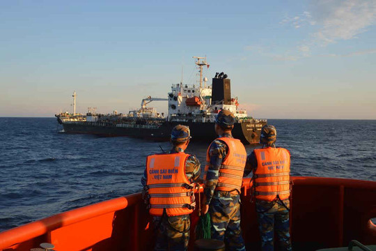 Quảng Nam: Xử phạt 2 tàu nước ngoài vận chuyển dầu trái phép
