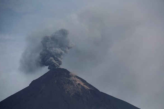 Tro núi lửa buộc sân bay Guatemala dừng hoạt động