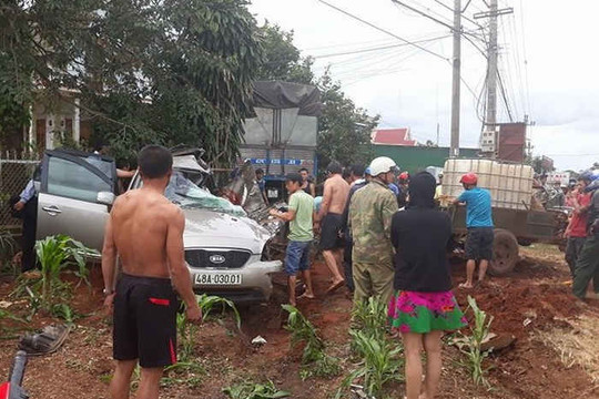 Đắk Nông: Xe tải đấu đầu xe con làm 1 người chết, 4 người bị thương