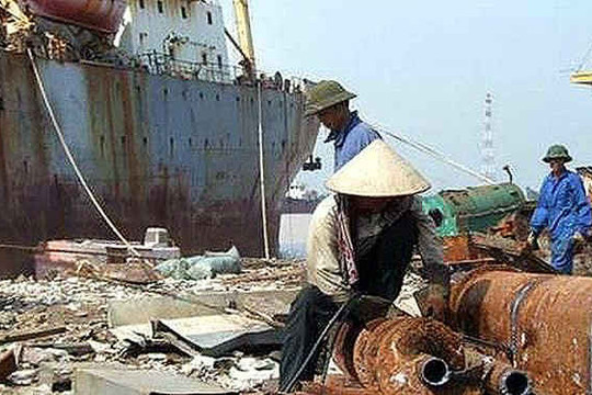 Trung Quốc cấm nhập, sắt thép phế liệu dồn dập về Việt Nam