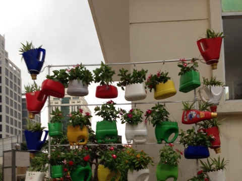 Cầu Giấy – Hà Nội: Biến phế thải thành chậu hoa làm đẹp cảnh quan môi trường
