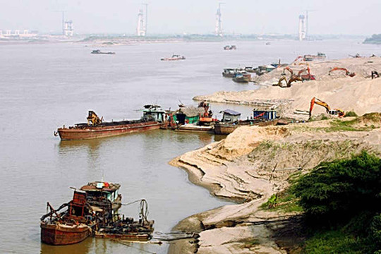 Phó Thủ tướng chỉ đạo làm rõ phản ánh tình trạng khai thác cát trái phép trên sông Hồng